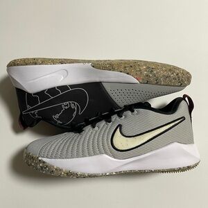 Nike Basketball Shoes
Size 5Y, Brand New